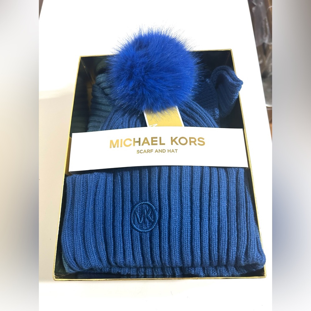 NIB Michael‎ Kors Pompom hat with cable knit scarf